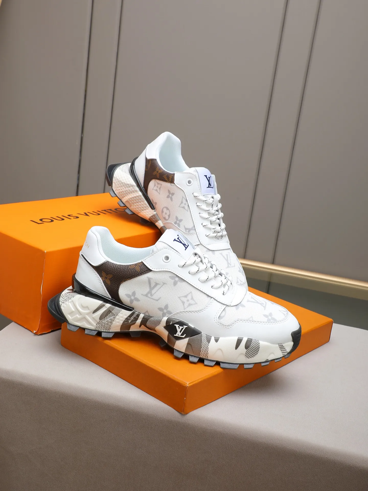 Men's shoes 💰440 [LV] Casual sports shoes, breathable and comfortable, easy to walk, a versatile style for trendy men, Versace special materials and calfskin ➕ breathable mesh lining ➕ popular printed outsole, sports and running style, super comfortable. Code number 38-44 (45 customized)